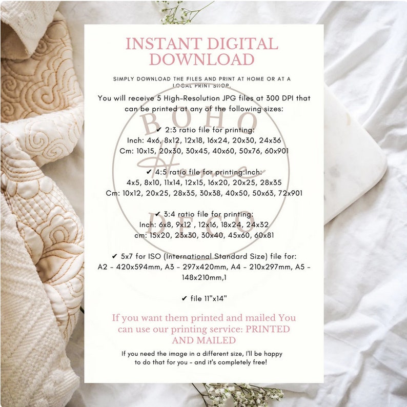 Pu&ograve; includere: Un download digitale istantaneo per illustrazioni stampabili in diverse dimensioni. Il testo recita "Download digitale istantaneo" e "Riceverai 5 file JPG ad alta risoluzione a 300 DPI che possono essere stampati in uno qualsiasi dei seguenti formati:" con un elenco di diverse dimensioni in pollici e centimetri.
