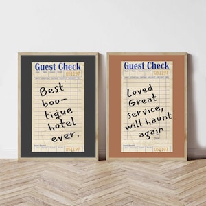 Peut inclure: Deux impressions encadrées avec des designs de reçus de clients. L'une dit "Best boutique hotel ever", l'autre "Loved Great service, will haunt again". Les impressions ont un style vintage.