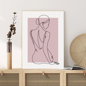 Pu&ograve; includere: Disegno a linea di una persona con un abito semplice, su sfondo rosa. Il disegno &egrave; in bianco e nero.