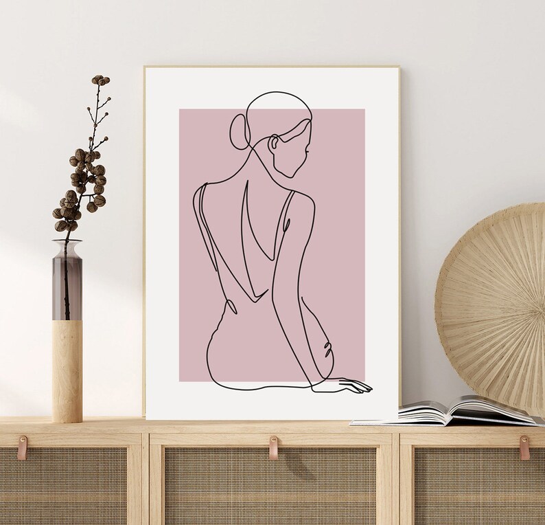 Pu&ograve; includere: Disegno a linea di una persona con un abito semplice, su sfondo rosa. Il disegno &egrave; in bianco e nero.