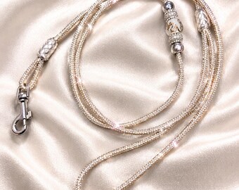 20081: Smycz wystawowa z błyszczącą lamówką z kryształków, 110 cm, kolor szampan, karabińczyk