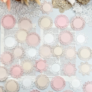 Set van 10 mini gestanste kleedjes voor creatieve junkjournaling, scrapbooking, kaarten maken en knutselen met papier