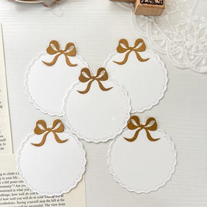 Lot de 5 napperons en papier découpés blancs avec noeud, création de cartes de journalisation indésirable, scrapbooking, artisanat en papier, techniques mixtes