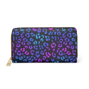 Puede incluir: Cartera negra rectangular con cremallera dorada y estampado de leopardo en tonos azules, morados y rosas. La cartera parece estar hecha de un material similar al cuero.