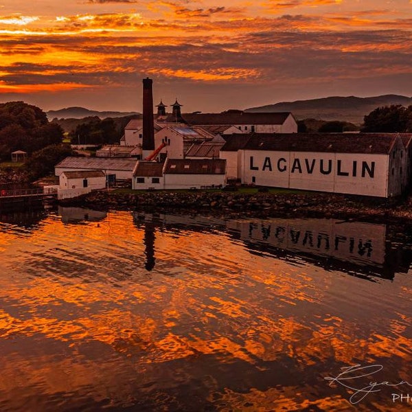 Lagavulin Distillery bei Sonnenuntergang Fotodruck - Vintage Sonnenuntergang Druck für Schlafzimmer/Wohnzimmer/Büro - Wanddeko - Wanddeko