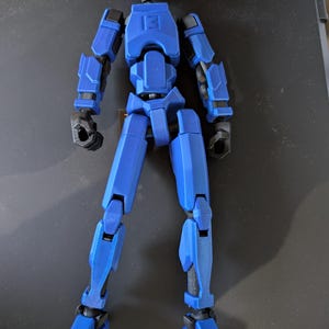 Pu&ograve; includere: Una figura d'azione blu articolata con giunture nere. La figura &egrave; in posizione eretta con una gamba leggermente piegata. Il numero 13 &egrave; stampato sul petto. La figura &egrave; di plastica.