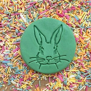 K&ouml;nnte beinhalten: Gr&uuml;ner Plastik-Ausstecher in Form eines Kaninchenkopfes mit langen Ohren und Schnurrhaaren.