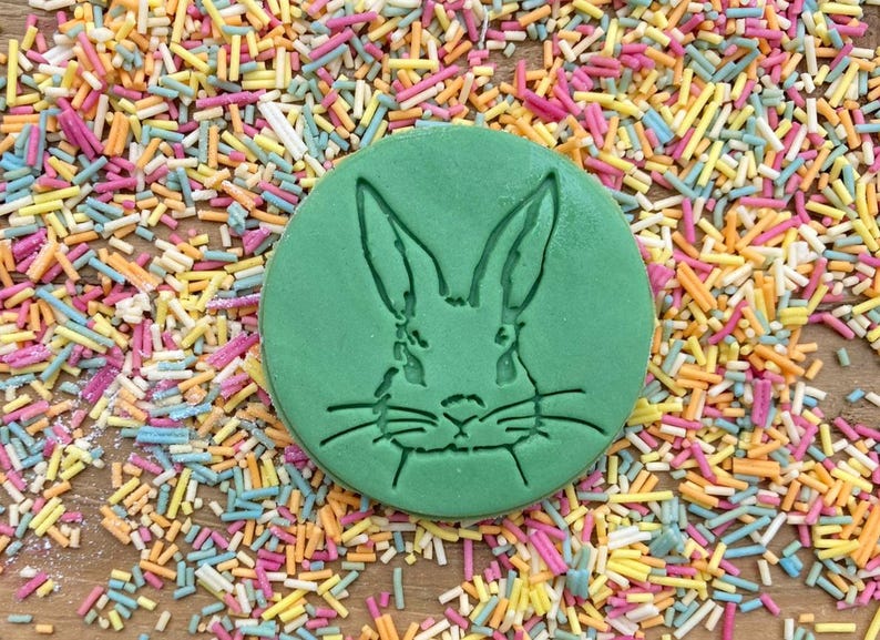 K&ouml;nnte beinhalten: Gr&uuml;ner Plastik-Ausstecher in Form eines Kaninchenkopfes mit langen Ohren und Schnurrhaaren.