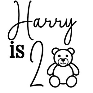 Puede incluir: Gr&aacute;fico en blanco y negro con el texto "Harry is 2" en una mezcla de fuentes. Un oso de peluche de dibujos animados est&aacute; al lado del n&uacute;mero 2. Adecuado para una celebraci&oacute;n de cumplea&ntilde;os.