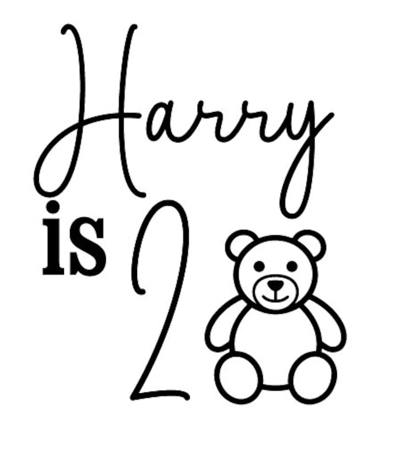 Puede incluir: Gr&aacute;fico en blanco y negro con el texto "Harry is 2" en una mezcla de fuentes. Un oso de peluche de dibujos animados est&aacute; al lado del n&uacute;mero 2. Adecuado para una celebraci&oacute;n de cumplea&ntilde;os.