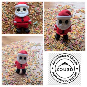 Op de afbeelding: Een rode en witte kerstmanfiguur met een witte baard en zwarte ogen. De figuur staat op een oppervlak bedekt met kleurrijke sprinkels.