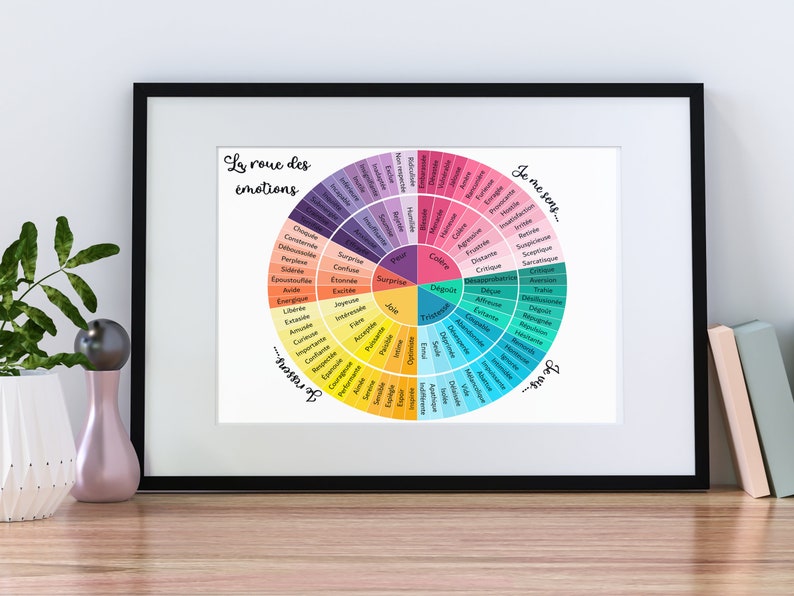 Op de afbeelding: Een handgemaakt houten bord met de tekst "Welcome to our home" in een handgeschreven stijl. Het bord is wit geschilderd met zwarte letters en een verweerde afwerking, geschikt voor binnen of buiten.