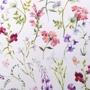 Könnte beinhalten: Aquarell-Blumenmuster mit rosa, lila und weißen Blumen, grünen Stielen und Blättern auf weißem Hintergrund. Das Design zeigt eine Vielzahl von Blumen und erzeugt ein zartes und natürliches Muster.