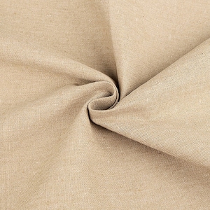 Könnte beinhalten: Nahaufnahme eines beigefarbenen Stoffes mit einer strukturierten Webart. Der Stoff ist gefaltet und drapiert und zeigt seine weiche und natürliche Textur.