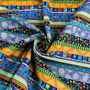 Könnte beinhalten: Gestreifter Stoff mit einem farbenfrohen geometrischen Muster. Der Stoff ist blau, grün, orange und gelb mit goldenen Akzenten. Das Muster besteht aus Quadraten, Kreisen und anderen Formen.