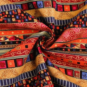 Könnte beinhalten: Nahaufnahme eines farbenfrohen Stoffes mit einem sich wiederholenden Muster aus Streifen und geometrischen Formen. Das Design zeigt eine Mischung aus roten, orangen, blauen und goldenen Farbtönen. Der Stoff hat eine strukturierte Optik mit leichtem Glanz.