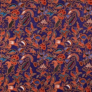 Könnte beinhalten: Ein lila Stoff mit einem sich wiederholenden Muster aus orangefarbenen, blauen und weißen Blumenmotiven. Der Stoff hat eine strukturierte, fast perlenartige Oberfläche.