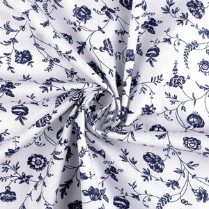 Könnte beinhalten: Ein weißer Stoff mit einem sich wiederholenden dunkelblauen Blumenmuster aus detaillierten, liniengezeichneten Blüten, Blättern und geschwungenen Ranken. Das Material ist in der Mitte gerafft, wodurch weiche Falten und Schatten entstehen.