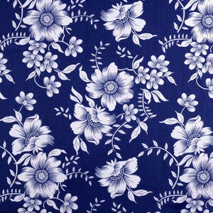 Könnte beinhalten: Ein blauer Stoff mit einem weißen Blumenmuster. Die Blumen sind stilisiert und haben einen Vintage-Look. Der Stoff ist perfekt für Quilten, Basteln und Dekoration.