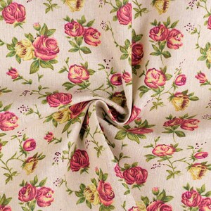Könnte beinhalten: Ein beigefarbener Stoff mit einem sich wiederholenden Muster aus rosa und gelben Rosen. Der Stoff hat eine leicht strukturierte Oberfläche.