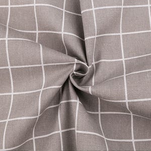 Könnte beinhalten: Nahaufnahme eines grauen Stoffes mit einem weißen Gittermuster. Der Stoff ist gefaltet und strukturiert.