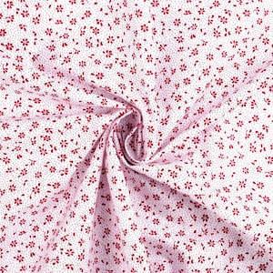 Könnte beinhalten: Weißer Stoff mit einem kleinen roten Blumenmuster. Der Stoff ist gefaltet und verdreht.