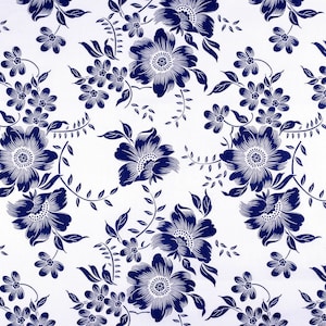 Könnte beinhalten: Ein weißer Hintergrund mit einem sich wiederholenden Muster aus blauen floralen Designs. Die Blumen sind stilisiert und haben einen Vintage-Look.