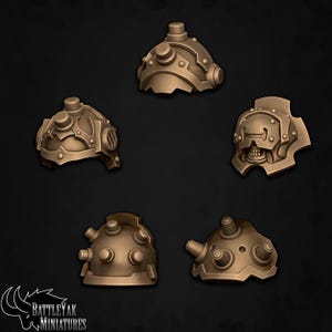Könnte beinhalten: Fünf verschiedene 3D-gedruckte Plastikhelmdesigns für Miniaturen-Wargaming. Die Helme sind in verschiedenen Stilen, darunter ein kuppelförmiger Helm mit einem Schädel-Design, ein Helm mit einer spitzen Spitze und ein Helm mit einer abgerundeten Spitze.