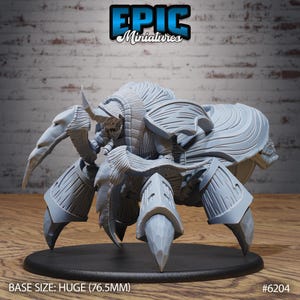 Peut inclure: Miniature grise d'une grande créature ressemblant à un insecte avec plusieurs pattes, un corps segmenté et de grandes griffes. La taille de la base est indiquée comme HUGE (76,5 mm). Le logo Epic Miniatures est visible en haut au centre.