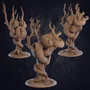 Könnte beinhalten: Drei Miniaturskulpturen von Bäumen, um die sich Schlangen winden. Die Bäume sind aus braunem Material gefertigt und die Schlangen sind dunkelbraun. Die Skulpturen stehen auf einem weißen Hintergrund.