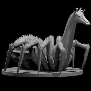 Könnte beinhalten: Ein graues 3D-gedrucktes Modell einer Kreatur mit dem Kopf einer Giraffe und dem Körper einer Spinne.