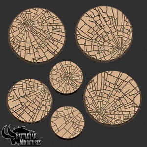 Könnte beinhalten: Eine Sammlung von kreisförmigen Miniaturbasen in Beige mit einem Design aus zerbrochenem Glas. Die Basen sind in verschiedenen Größen erhältlich und eignen sich für Tabletop-Gaming-Miniaturen. Das Logo "BattleYak Miniatures" ist unten links sichtbar.