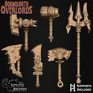 Peut inclure: Un ensemble de six armes miniatures fantastiques avec une finition beige, comprenant des haches, des marteaux et un trident. Le texte GORMOLGOTH OVERLORDS figure en haut à gauche, et SUPPORTS INCLUDED en bas à droite avec un logo de taureau.