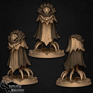 Peut inclure: Trois figurines miniatures fantastiques marron avec des caractéristiques d'insectes. Chaque figurine a une tête à capuche, une cape drapée et des pieds griffus. Les figurines sont sur une base texturée. Le logo BattleYak Miniatures est visible en bas à gauche.
