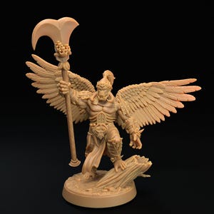Könnte beinhalten: Eine Miniaturfigur eines geflügelten, gepanzerten, affenartigen Wesens, das eine gebogene Axt hält. Die Figur ist in hellbrauner Farbe bemalt und steht auf einem runden Sockel.