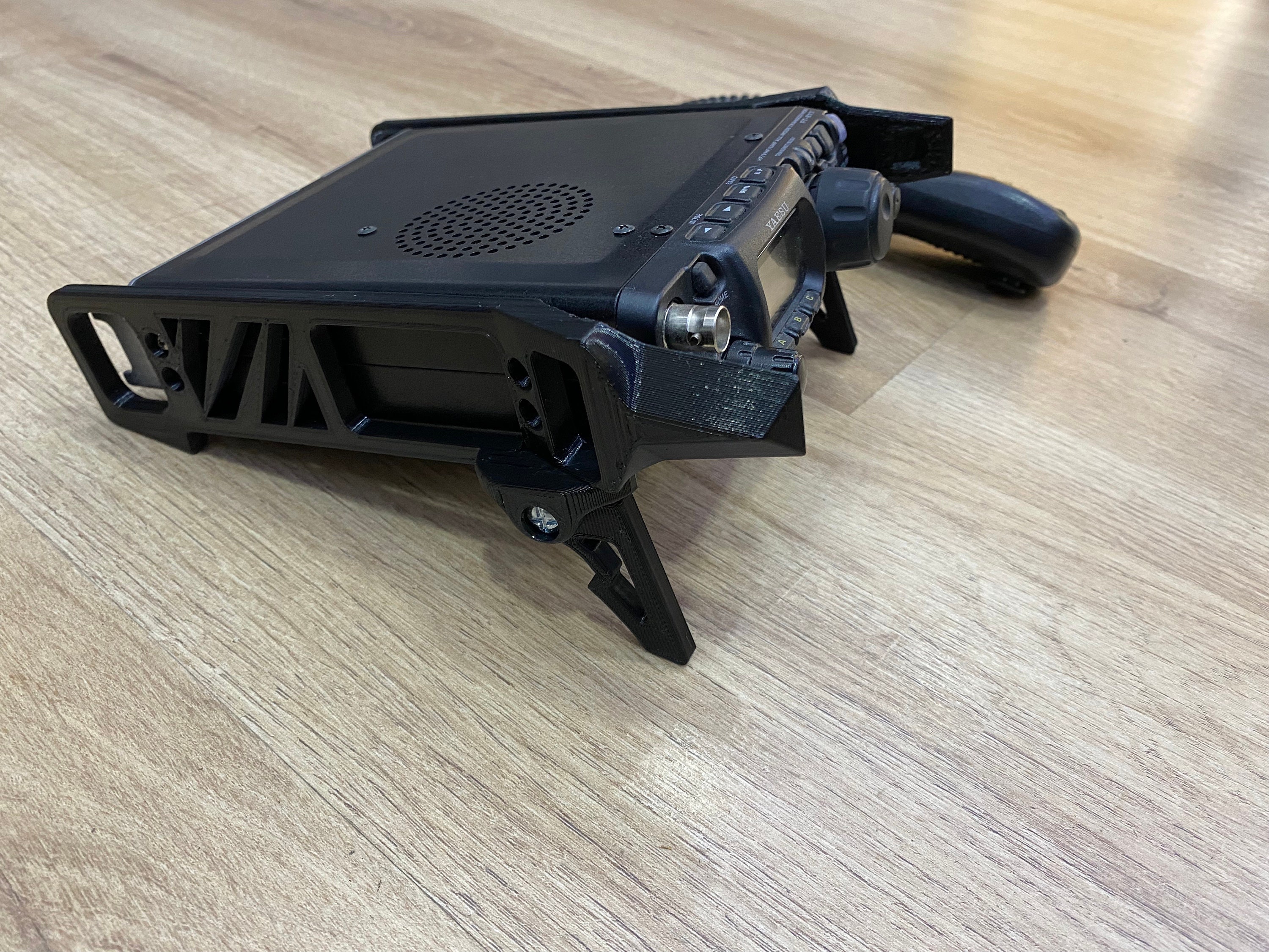 YAESU FT817 および FT818 3D プリントラジオ用ブラケット