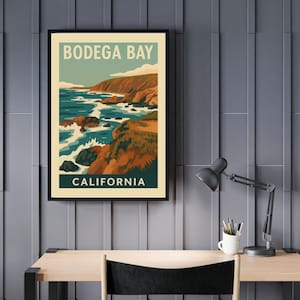 Könnte beinhalten: Ein gerahmtes Poster mit einer Vintage-Reiseillustration von Bodega Bay, Kalifornien. Das Kunstwerk zeigt eine Küstenlandschaft mit Meereswellen, Klippen und dem Text "Bodega Bay" und "California". Das Poster wird an einer grauen Wand über einem Schreibtisch angezeigt.