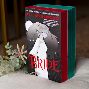 Bride or Mate autorstwa Ali Hazelwood Sprayed Edge