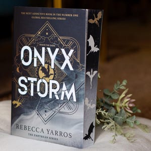 Onyx Storm av Rebecca Yarros - Specialskriven stencilerad bok med spraykant, booktok, bokälskare, romansbok, fantasybok