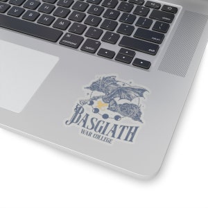 Puede incluir: Una pegatina azul y blanca con un dise&ntilde;o de drag&oacute;n y el texto "BASGIATH WAR COLLEGE".