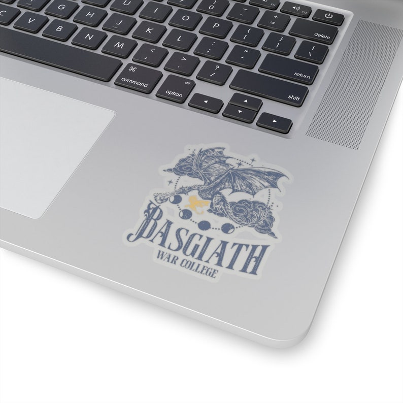 Puede incluir: Una pegatina azul y blanca con un dise&ntilde;o de drag&oacute;n y el texto "BASGIATH WAR COLLEGE".