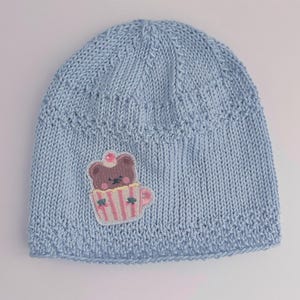 Hellblaue Babymütze mit Aufnäher