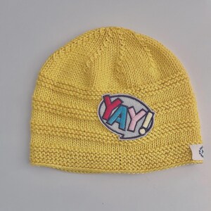 gelbe Babystrickmütze für Frühling mit Aufnäher "YAY"