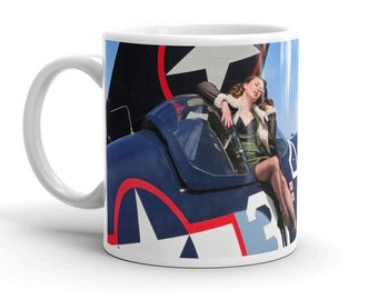 Caneca de aeronaves Corsair - Caneca de avião de combate da 2ª Guerra Mundial com linda mulher vestindo jaqueta bomber | Canecas Clássicas de Aviação