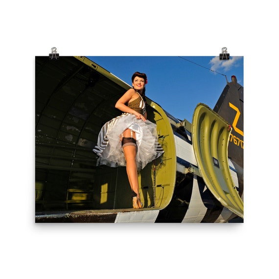 クラシックな第二次世界大戦のピンナップガールポスター - C-47 輸送機