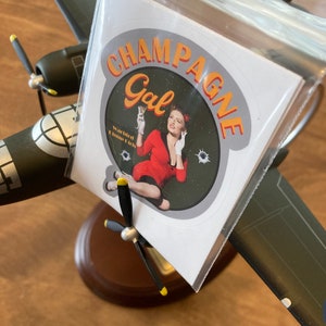 Chamagne Gal 3x3 inch gestanst vinylsticker | Neuskunststicker voor uw ambachtelijke projecten