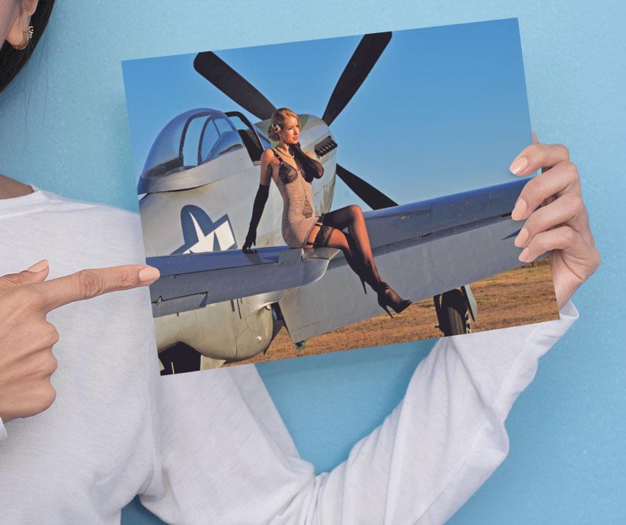 セクシーな女性 P-51 航空機ポスター - 40 年代のランジェリーを着た