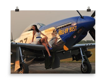 Affiche photo P-51 Mustang - Photo d’aviation d’un avion de chasse P-51 de la Seconde Guerre mondiale avec une femme glamour | Pilot Gift Art mural