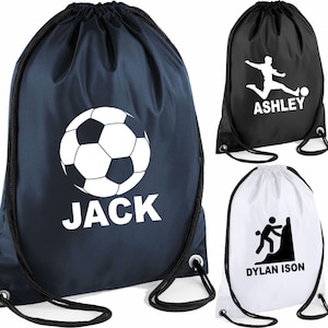 Op de afbeelding: Trekkoordtassen in verschillende kleuren, elk met een witte afbeelding en een naam. Ontwerpen omvatten een voetbal, een voetballer, een volleyballer, een kat, een klimmer en een rugbybal. De trekkoorden zijn zwart.