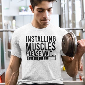 Installing Muscles Please Wait Men&#39;s T-Shirt, Unisex Funny Shirt Slogan, Gym Workout, Fitness CrossFit Lift Squat, Fathers Day, Present Gift